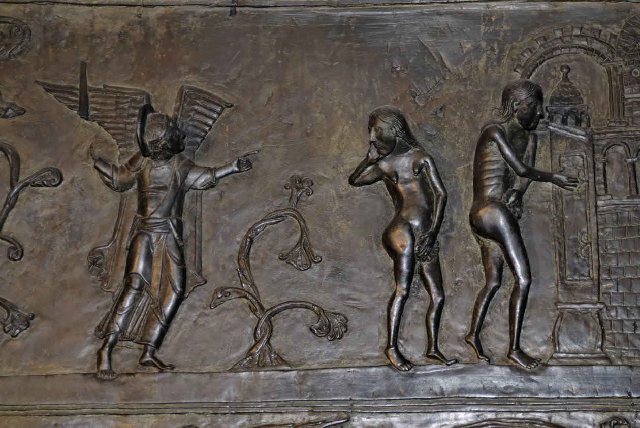 Ottonische Kunst: Adam und Eva werden aus dem Paradies vertrieben. Um 1015. Skulptur an einer der Bronzetüren der Kathedrale St. Maria in Hildesheim (Deutschland). von Phillipe de Marlier