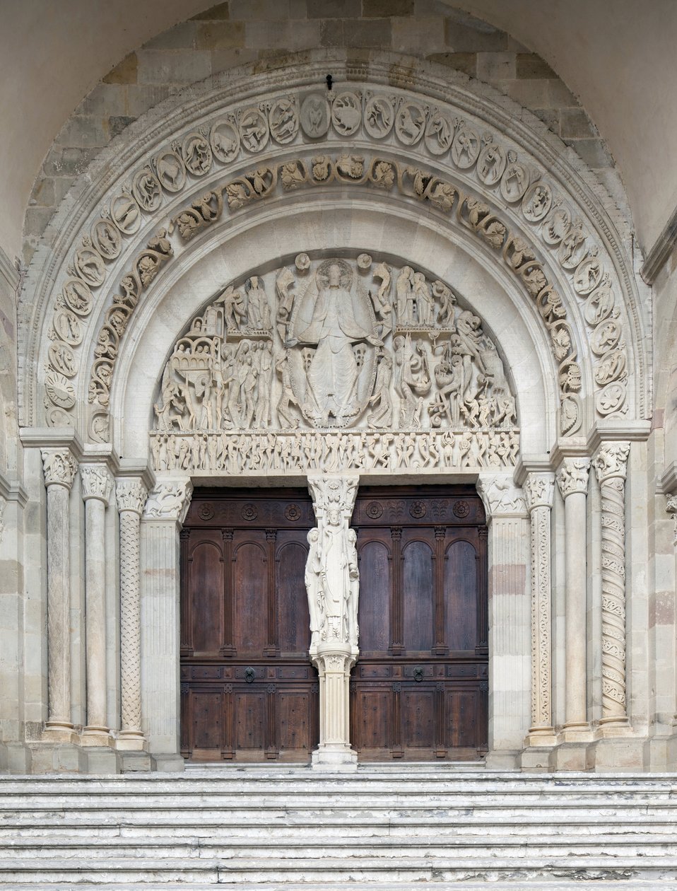 Das Jüngste Gericht, Zentralportal der Kathedrale Saint-Lazare, Autun, Frankreich von Gislebertus