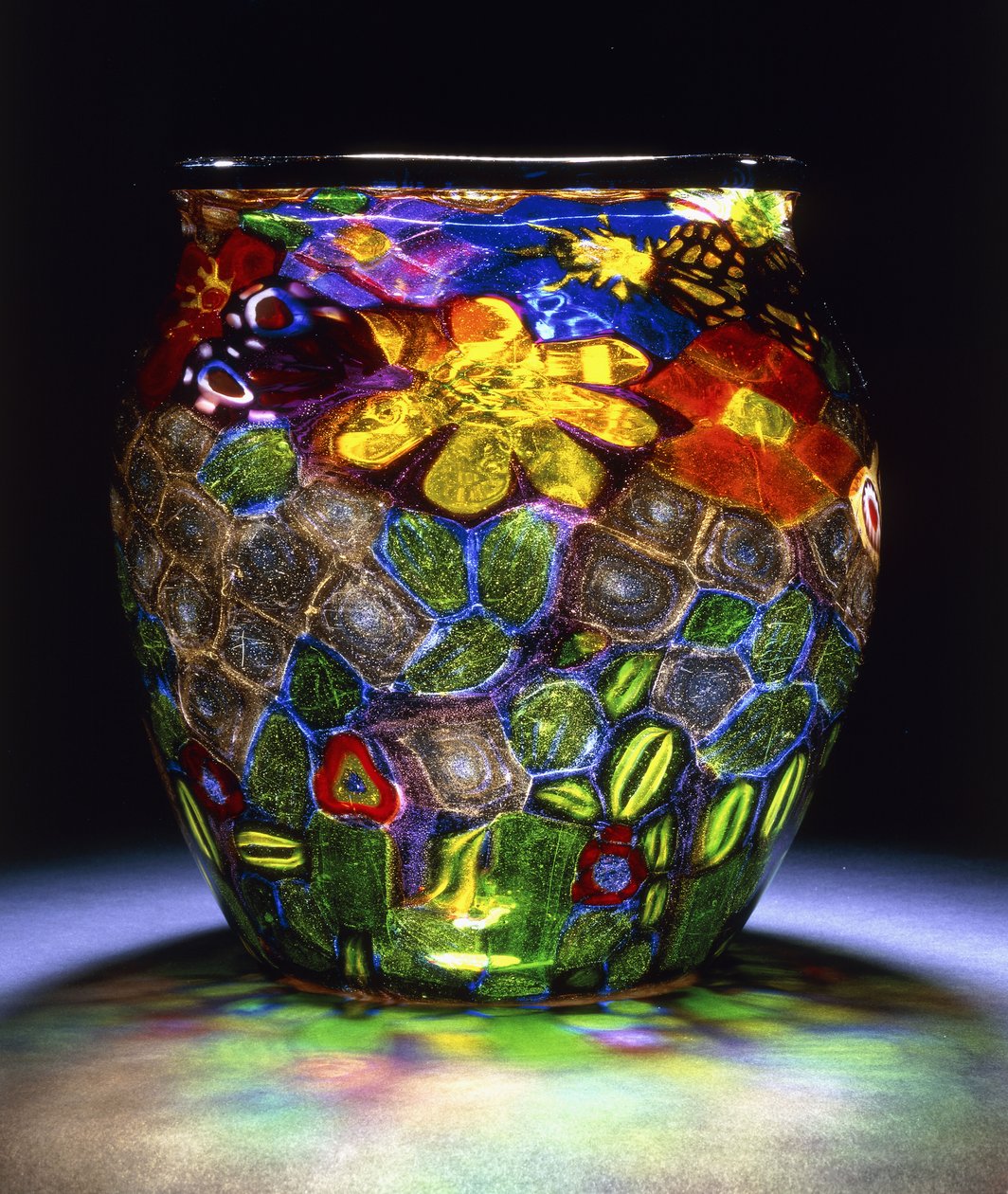 Eine Murrhine-Glasvase mit vier Schmetterlingen, Blumen und Blättern, ca. 1918 von Giuseppe Barovier