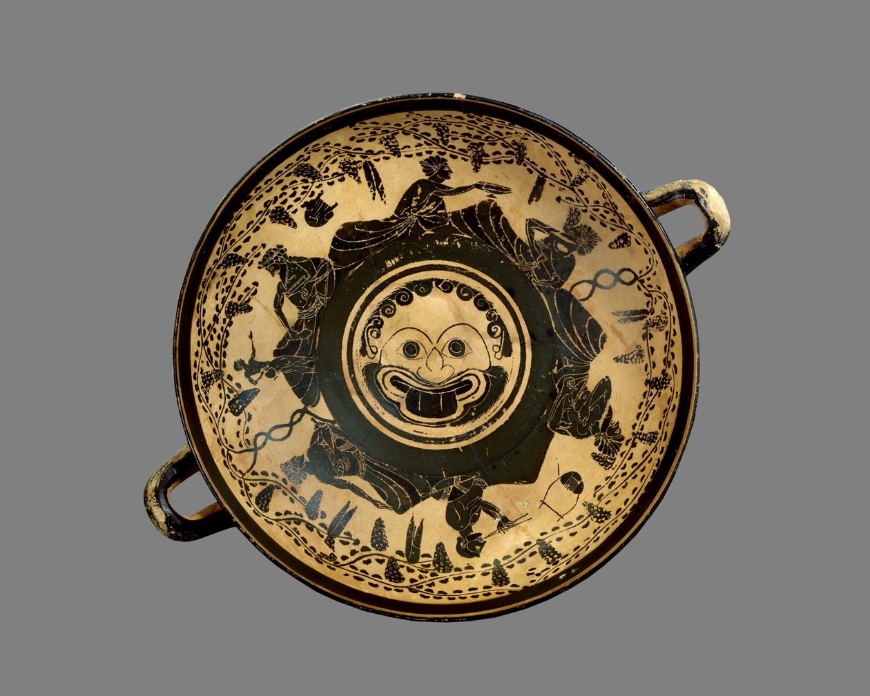 Attische schwarzfigurige Schale, dekoriert mit einem Gorgonen-Kopf-Tondo, umgeben von sechs liegenden Männern, die an einem Symposium teilnehmen, im Stil des Andokides-Malers, ca. 500 v. Chr. (Keramik) von Greek