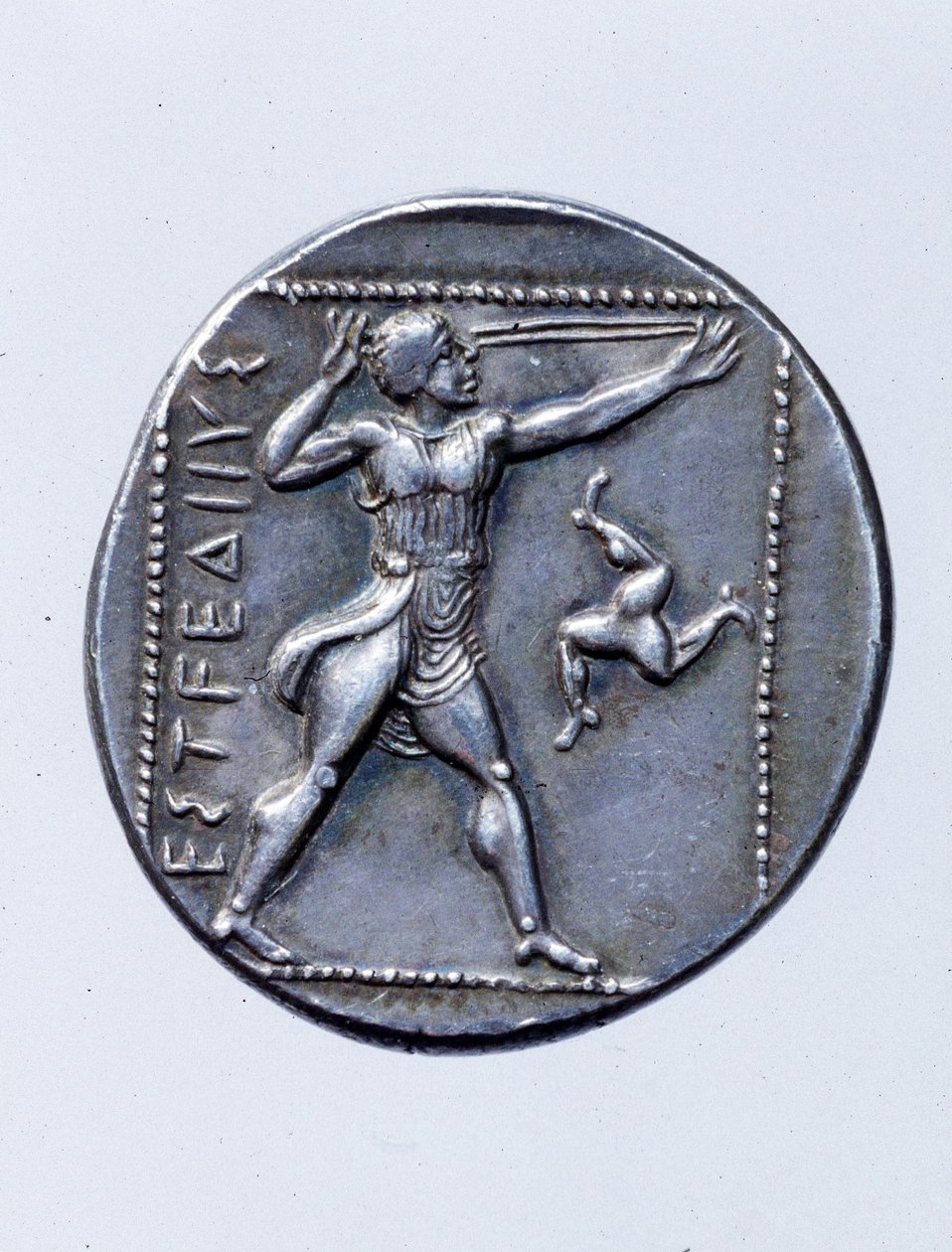 Münze, die einen Schleuderer darstellt (Silber) von Greek
