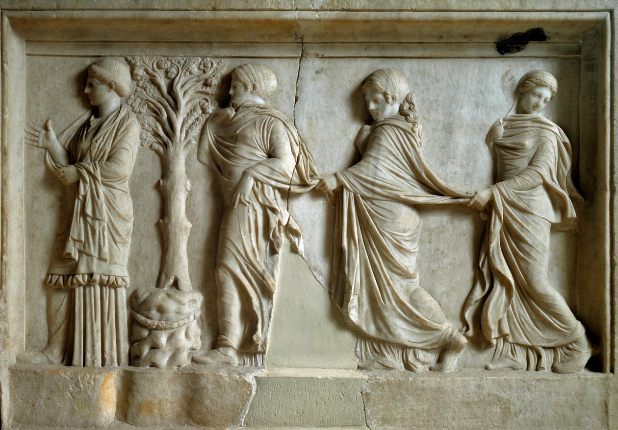 Griechische Kunst: Flachrelief, das drei Nymphen zeigt, die einer jungen Frau folgen von Greek