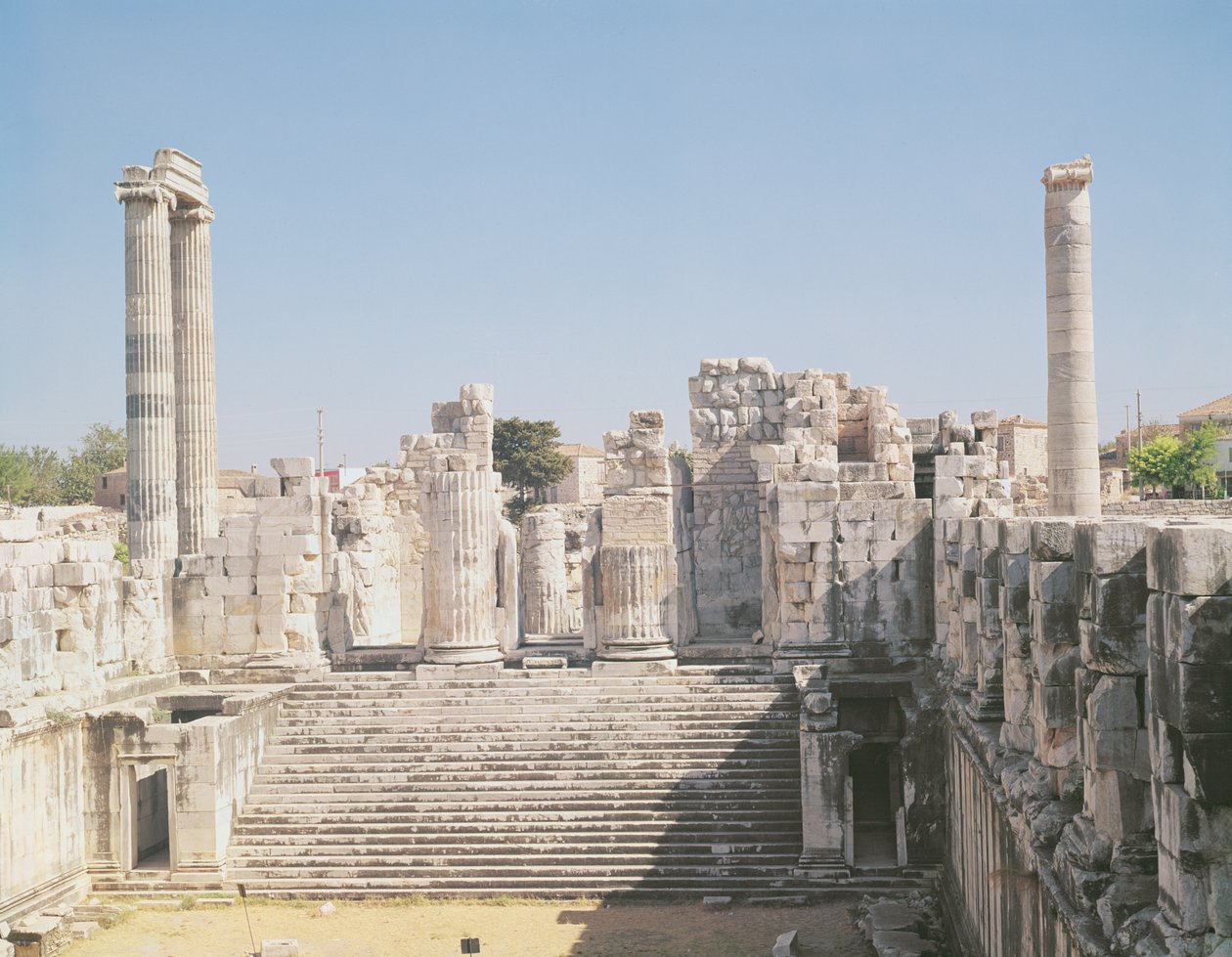 Die große Treppe des Tempels von Apollo, um 336 v. Chr. von Greek School