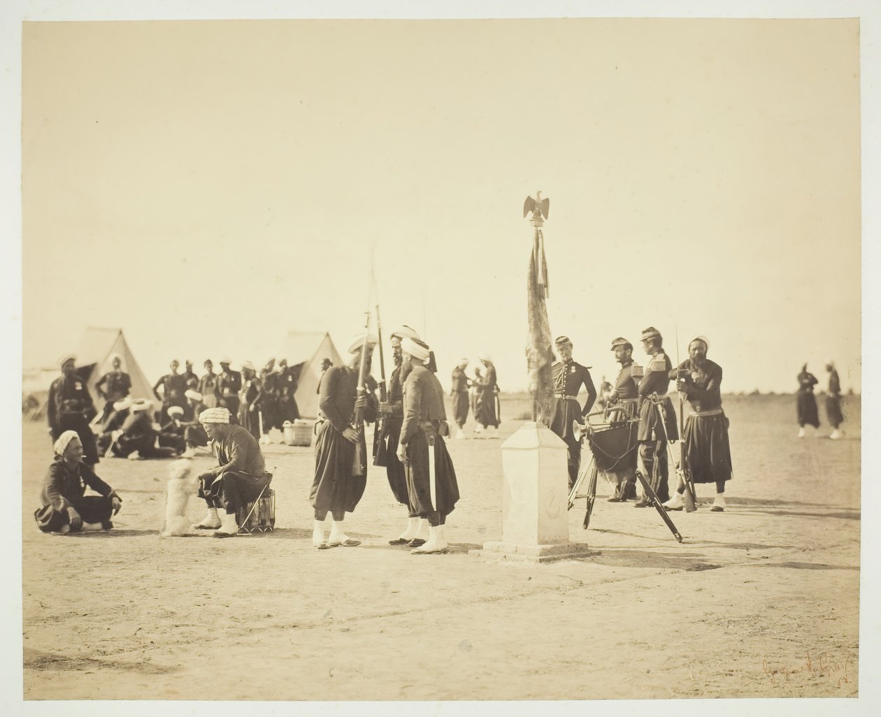 Die gehisste Flagge des Zouaven-Regiments, Camp de Châlons, 1857 von Gustave Le Gray