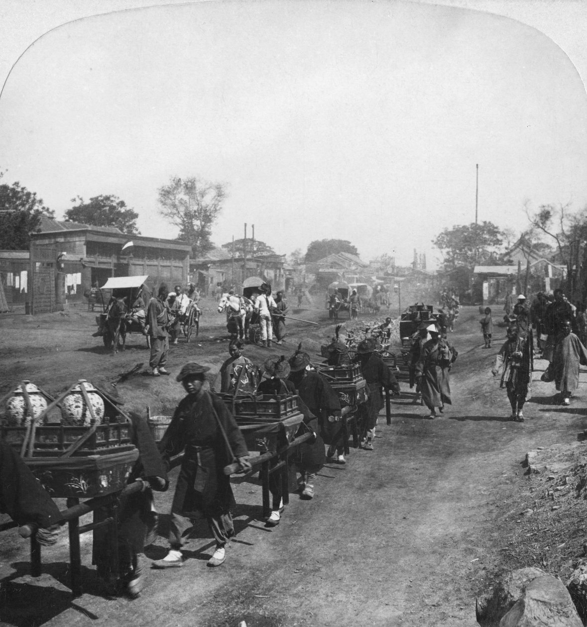 Chinesische Trauerprozession, die Nahrung für den verstorbenen Geist trägt, Peking, China, 1901 von H. C. White