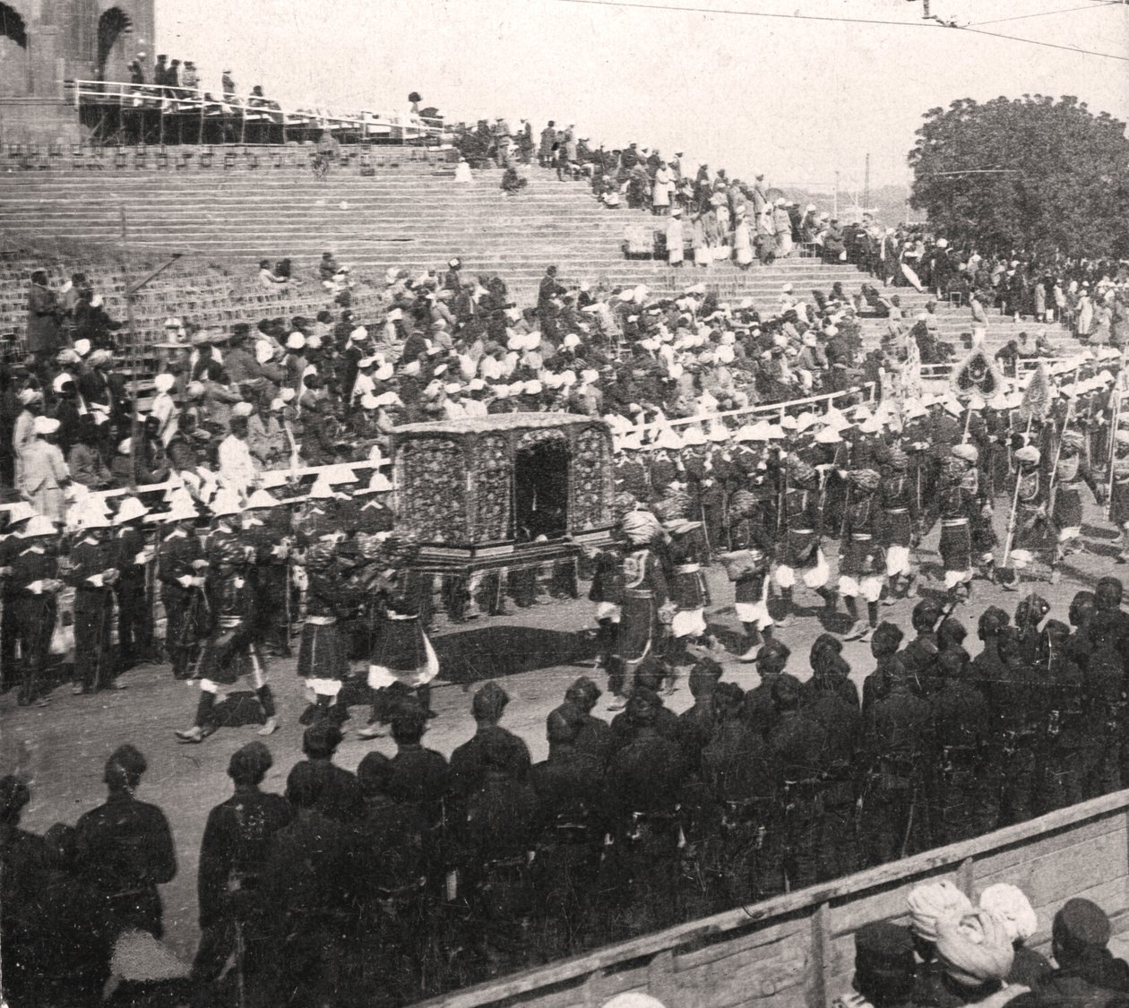 Ein Staatspalankin in einer königlichen Prozession, Delhi, Indien, 1912 von H. D. Girdwood