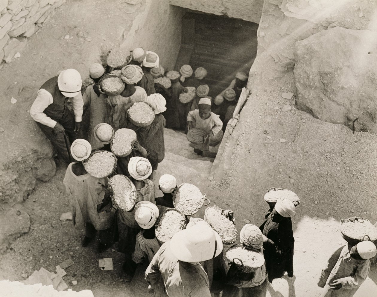 Schließen des Grabes von Tutanchamun, Tal der Könige, Februar 1923 von Harry Burton