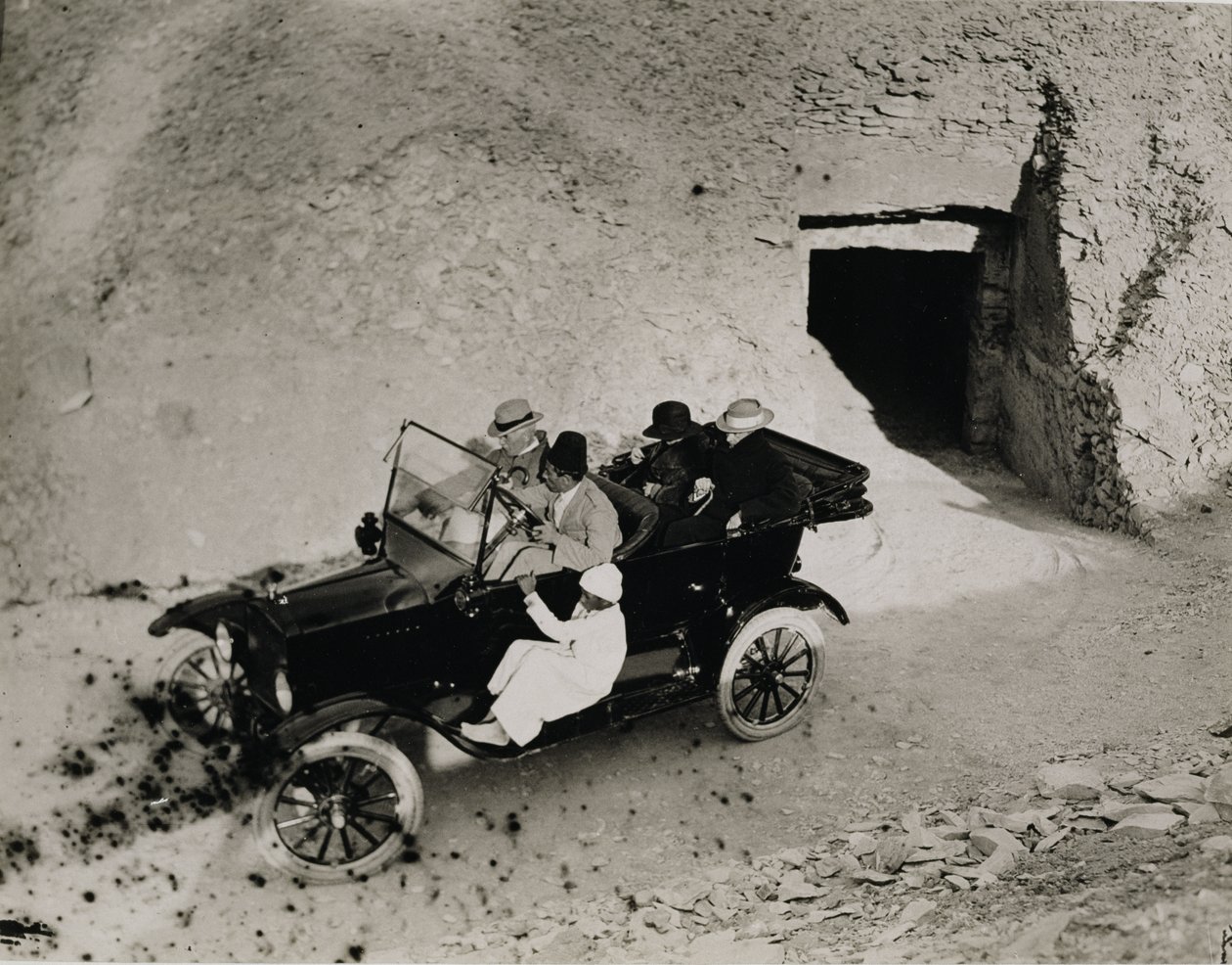 Lord Carnarvons erster Besuch im Tal der Könige: Lord Carnarvon (1866-1923) und Gesellschaft in einem Auto von Harry Burton