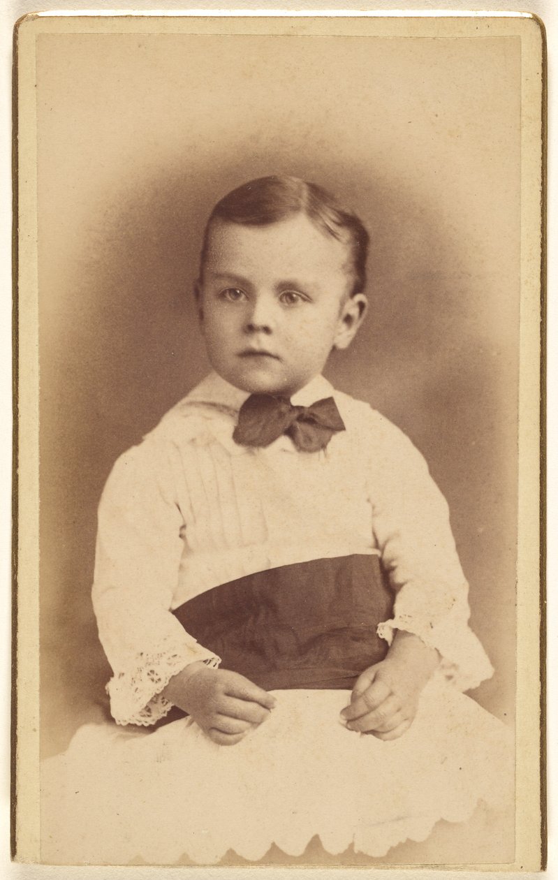 [Unidentifizierter kleiner Junge mit Fliege, sitzend] von Hastings and White and Fisher