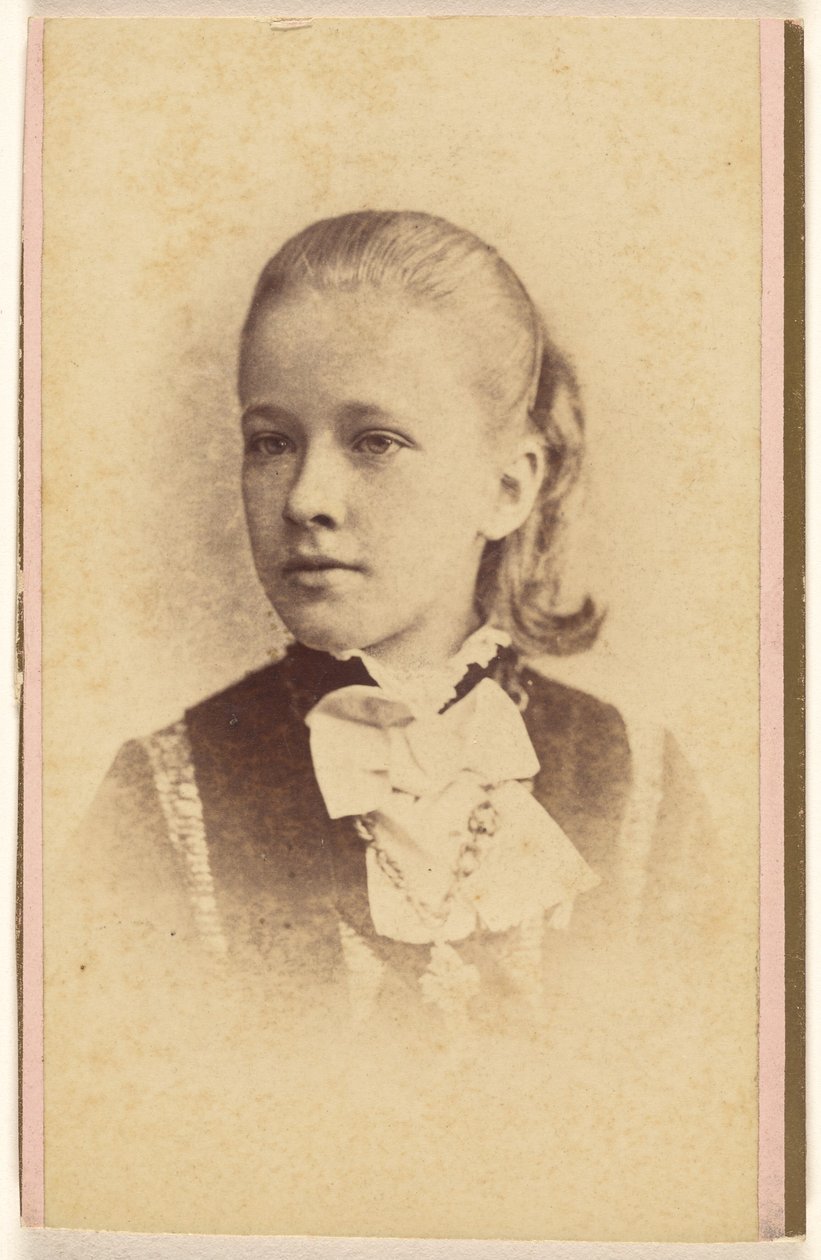 [Unidentifiziertes junges Mädchen, im Vignettenstil gedruckt] von Hastings and White and Fisher