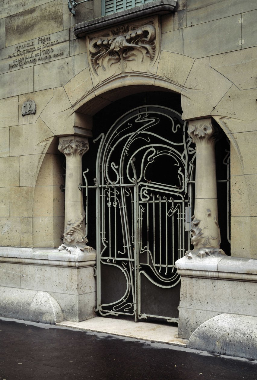 Jugendstilarchitektur: Blick auf die Eingangstür des Castel Beranger in der Rue de la Fontaine 14 im 16. Arrondissement von Paris. Entworfen vom Architekten Hector Guimard (1867-1942) DR von Hector Guimard