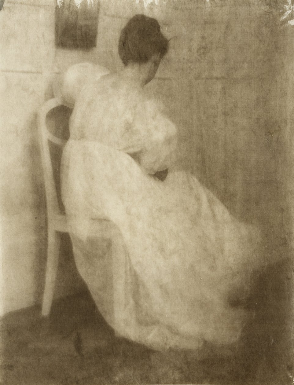 Mary Warner auf einem weißen Stuhl, ca. 1910 von Heinrich Kuhn