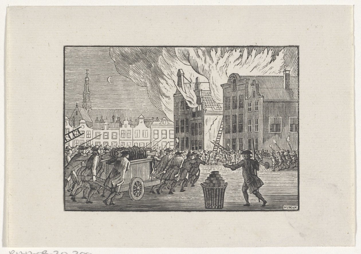 Feuerwehrleute eilen zu einem brennenden Haus auf einem Marktplatz von Hendrik Numan