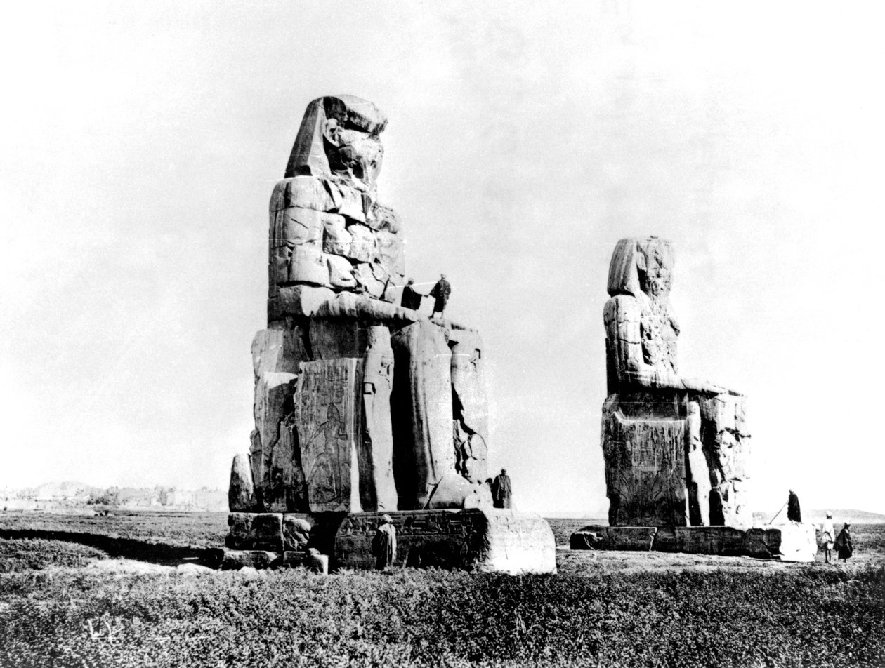 Die Kolosse von Memnon, Theben, Nubien, Ägypten, 1887 von Georges Henri Bechard