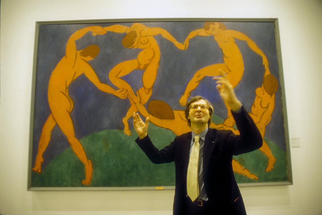 Rom, Quirinalställe, 2000. Der italienische Kunstkritiker Vittorio Sgarbi vor "Der Tanz" von Henri Matisse bei der Ausstellung "Hundert Meisterwerke der Eremitage" von Henri Matisse