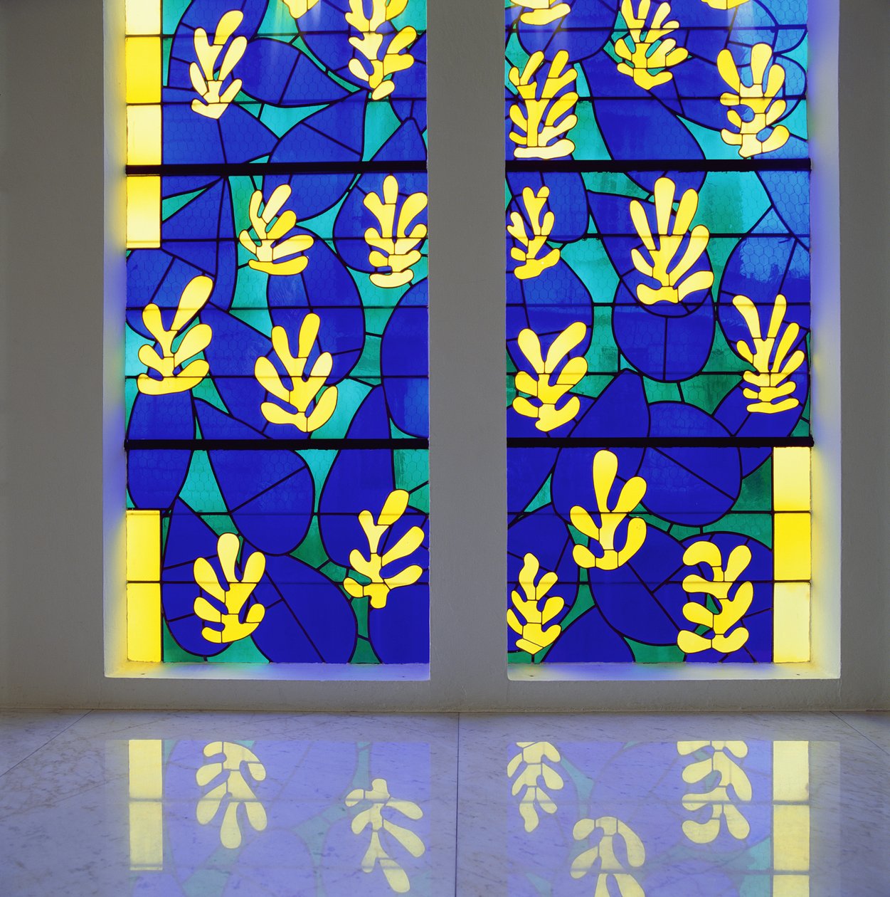 Baum des Lebens, Buntglas hinter dem Altar in der Kapelle des Rosenkranzes, Vence von Henri Matisse