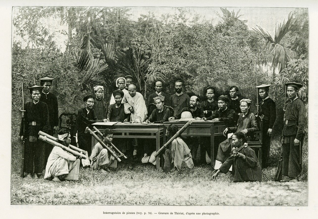Verhör von Piraten. Gravur von Thiriat, nach einem Foto, zur Illustration der Geschichte „Dreißig Monate in Tonkin“ 1884, von Doktor Hocquard, in Le Tour du monde 1889, herausgegeben von Edouard Charton (1807-1890), Hachette, Paris. von Henri Thiriat