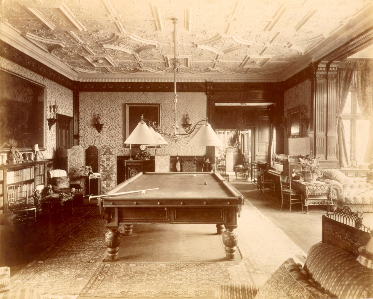Das Billardzimmer im Ascott House, Buckinghamshire, 1889 von Henry Bedford Lemere