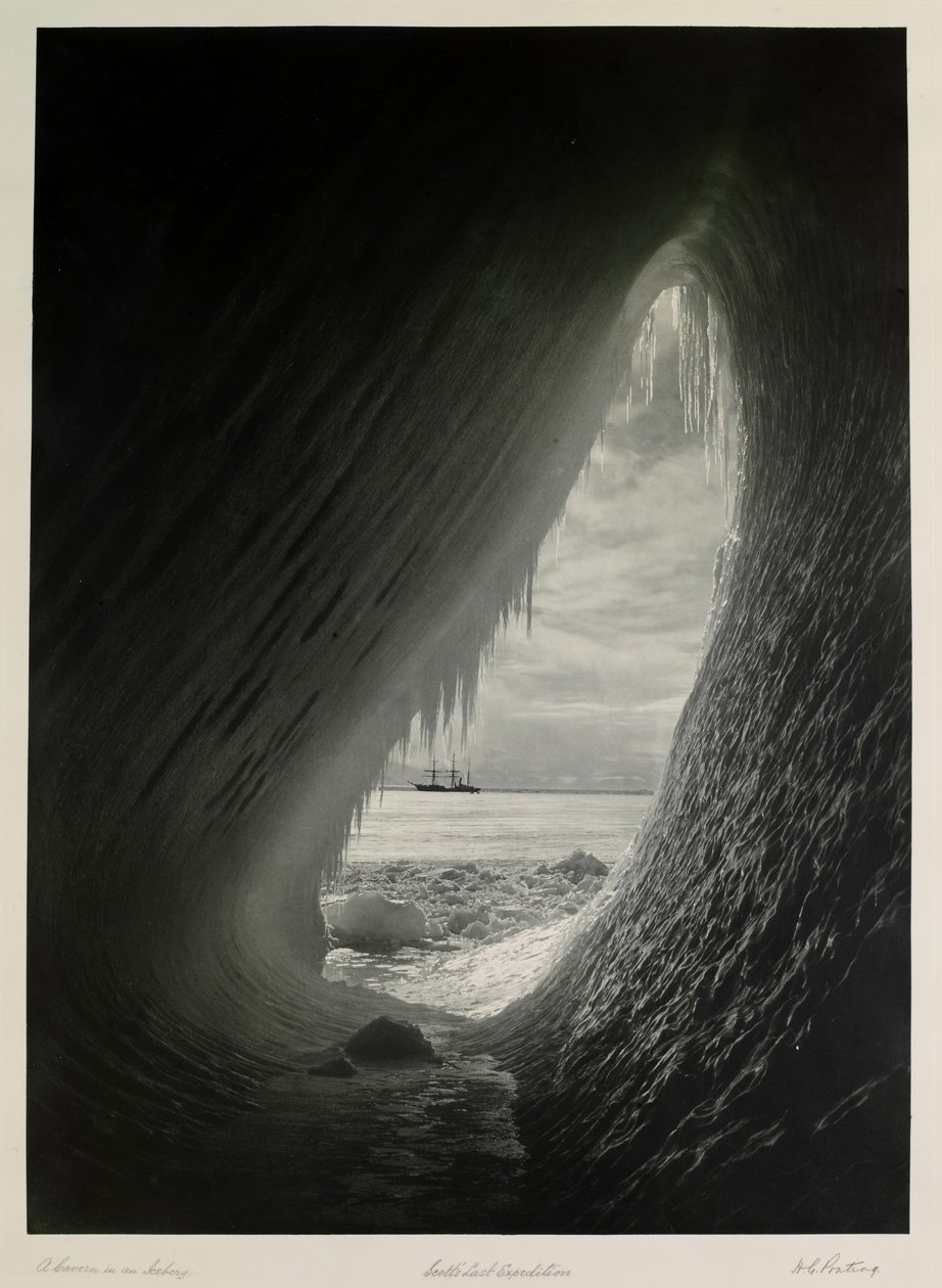 Eine Höhle in einem Eisberg; Scotts letzte Expedition, Die britische Antarktisexpedition von Herbert Ponting