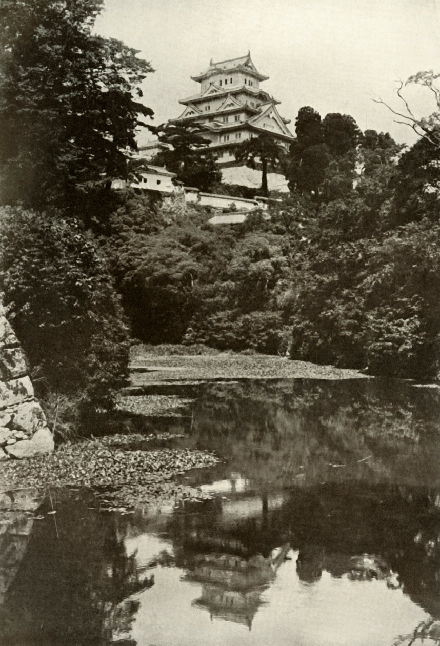 Eine alte feudale Burg vom Wassergraben aus, 1910 von Herbert Ponting
