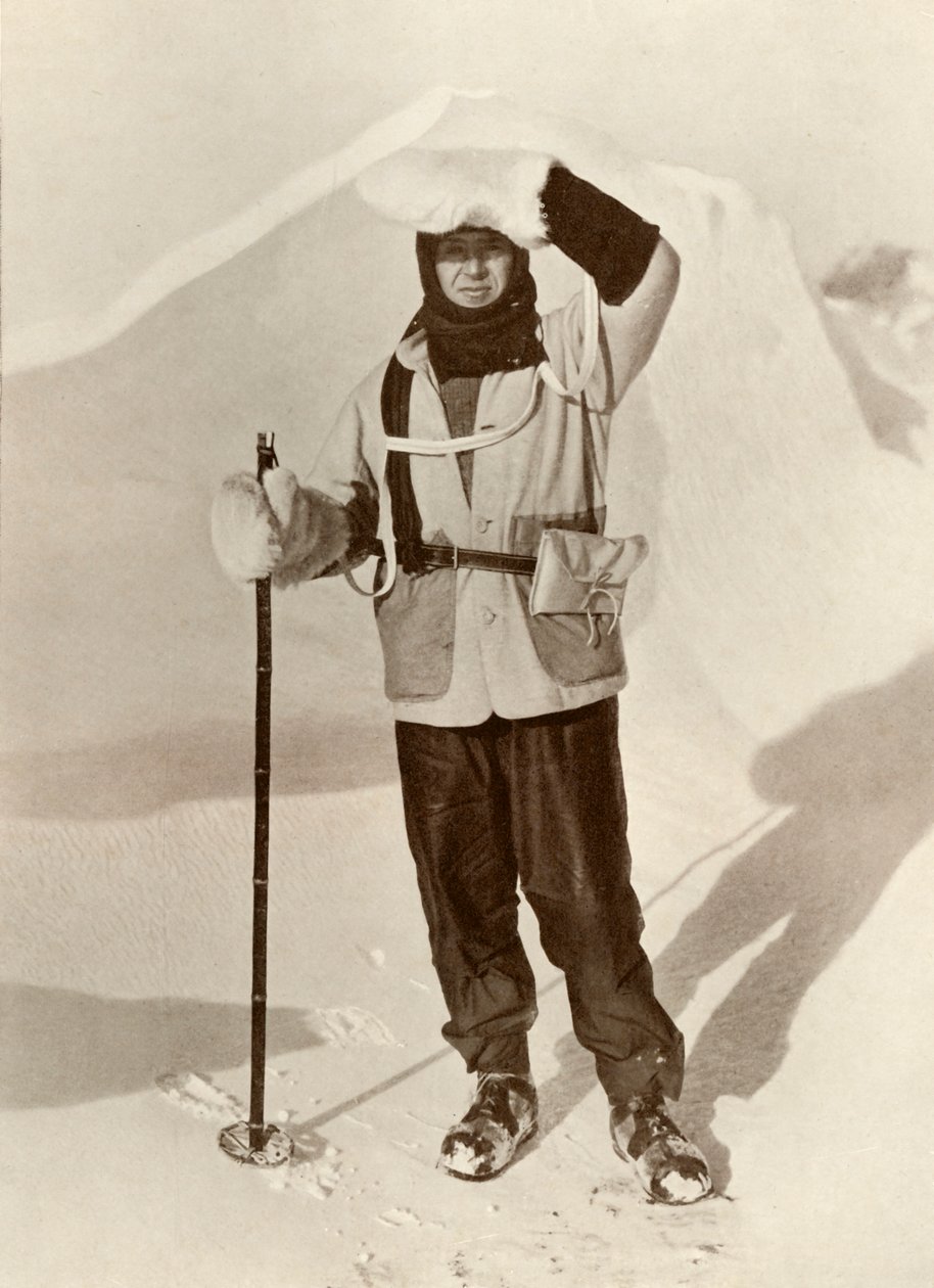 Kapitän Scott trägt die Brieftasche, in der er seine Schlittenjournale aufbewahrte, ca. 1910-1911, 1913 von Herbert Ponting