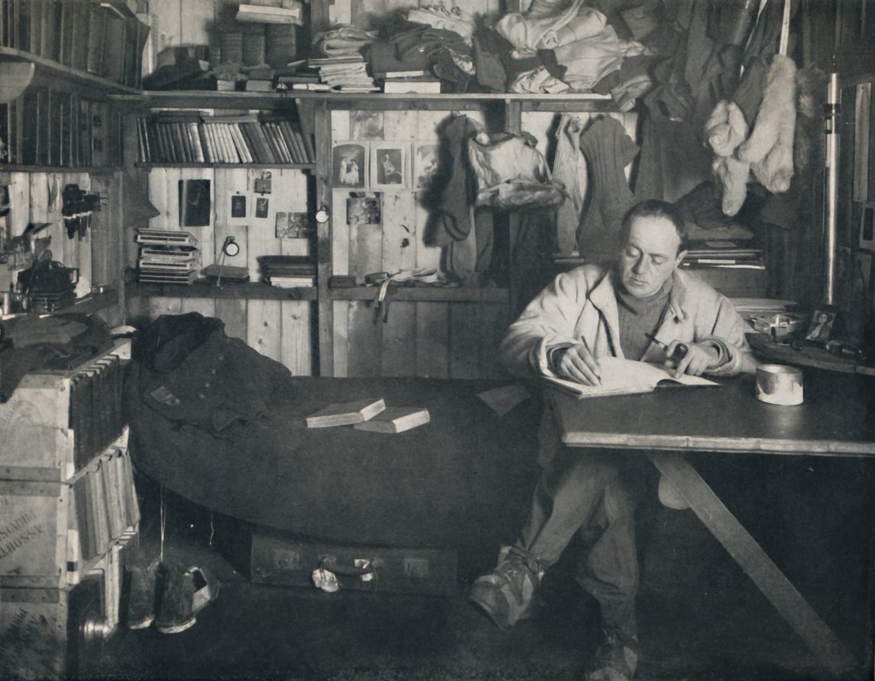 Kapitän Scott schreibt sein Tagebuch in der Hütte am Kap Evans, ca. 1911 von Herbert Ponting