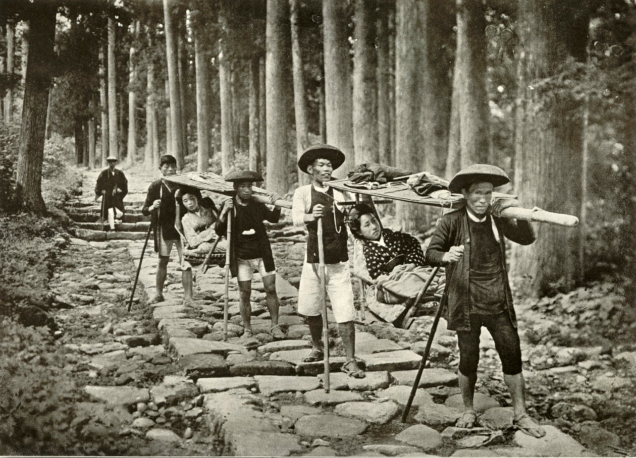 Japanische Damen auf dem Weg zu den Schreinen, Nikko, 1910 von Herbert Ponting