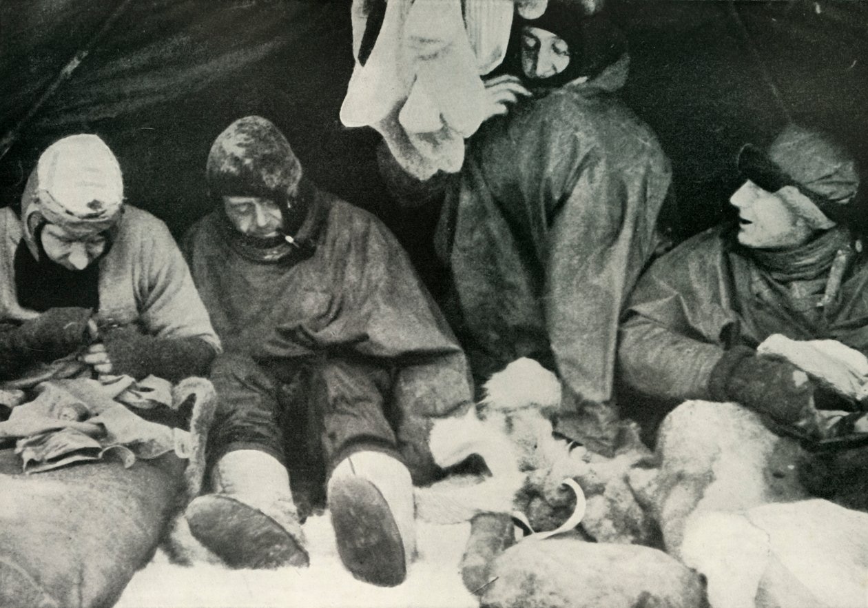 Mitglieder der Polarexpedition steigen in ihre Schlafsäcke, ca. 1911, 1913 von Herbert Ponting