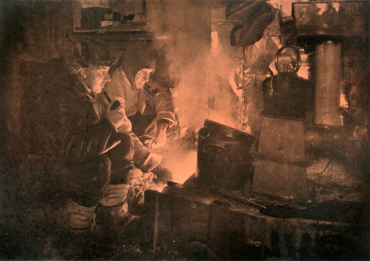 Oates und Meares am Blubber-Ofen in den Ställen, 1911, 1913 von Herbert Ponting