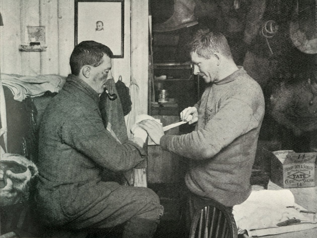 Petty Officer Evans verbindet Dr. Atkinsons Hand, 5. Juli 1911, 1913 von Herbert Ponting