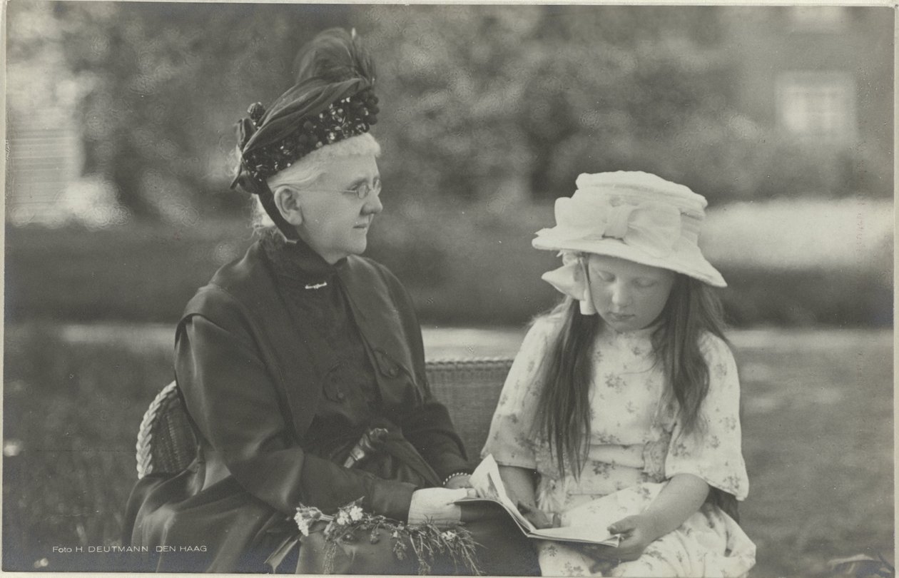 Porträt von Emma, Königin-Regentin der Niederlande, und Juliana, Königin der Niederlande von Herman Deutmann
