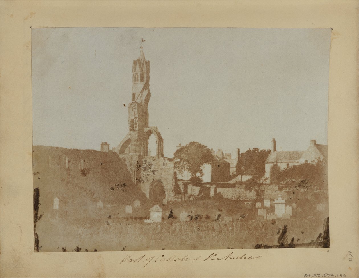 Das Westende von St. Andrews und das Kathedralenviertel von Nordosten von Hill and Adamson Adamson