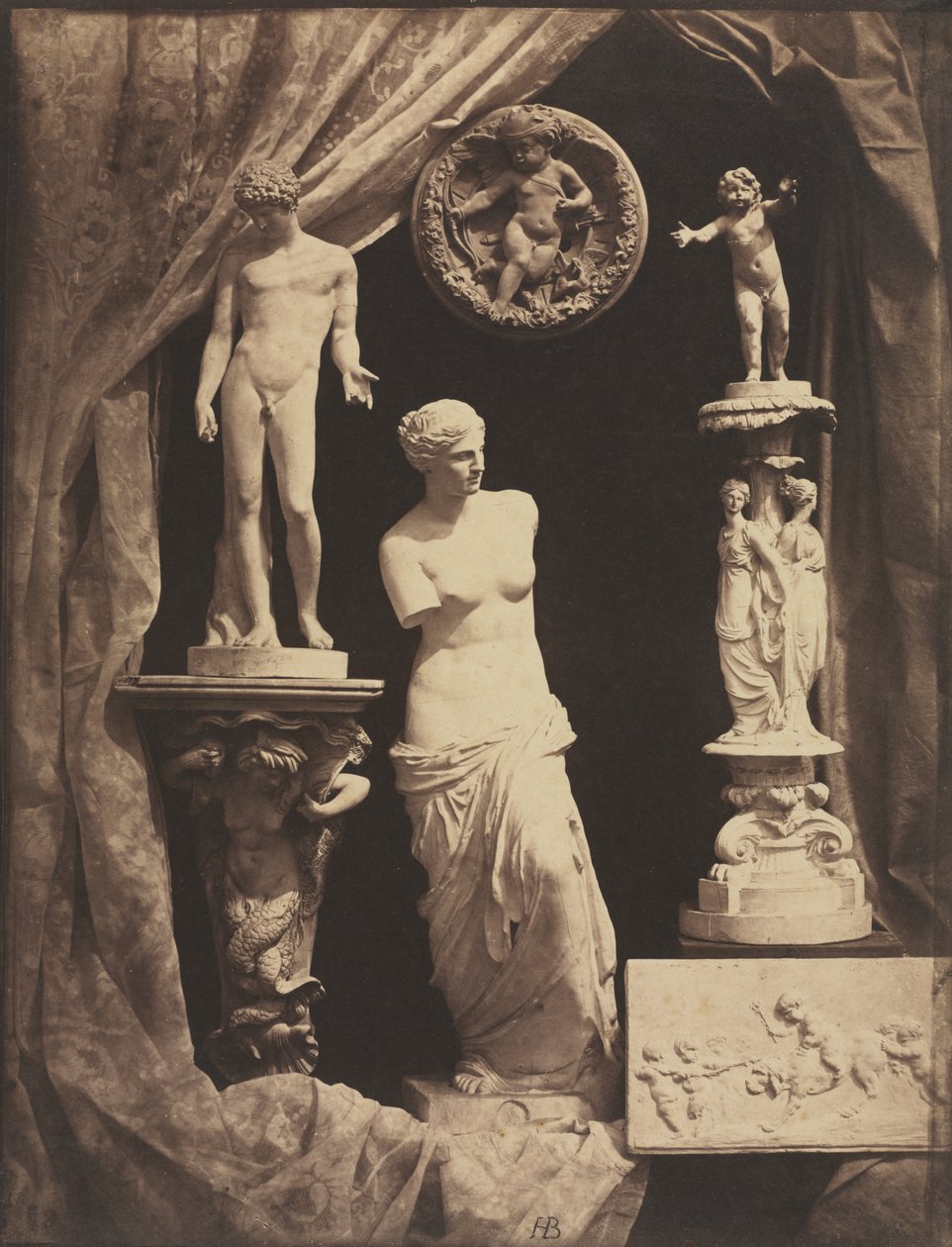 Stillleben mit Statuen und Draperie von Hippolyte Bayard