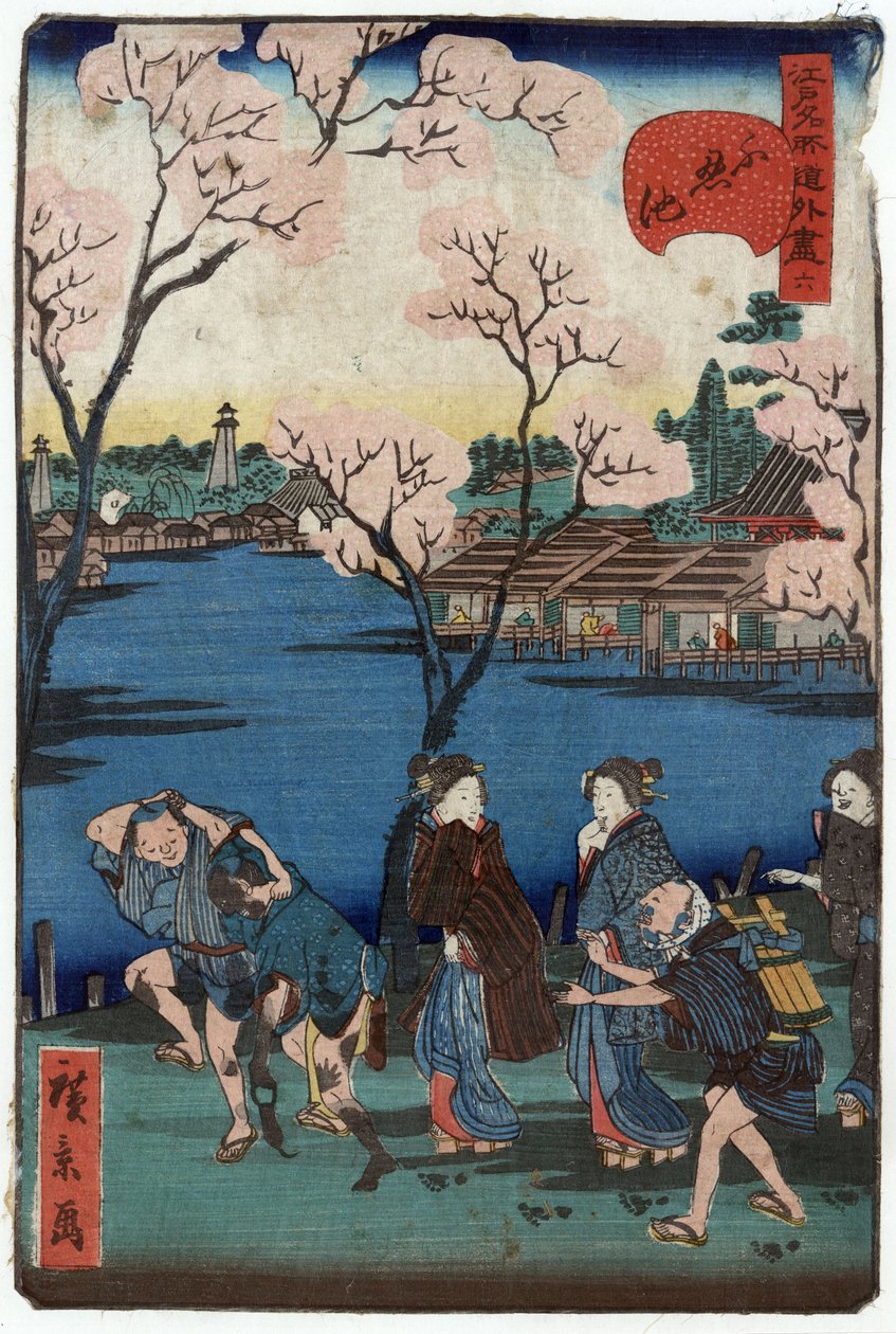 Shinobazu-Teich, Tokio, Japan: Gruppe von Menschen, die entlang des Ufers des Shinobazu-Teichs spazieren, mit Kirschblüten und Häusern im Hintergrund von Hirokage Utagawa