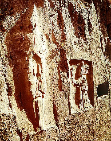 Der Schwertgott und Tudhaliya IV. umarmt von einem Gott von Hittite