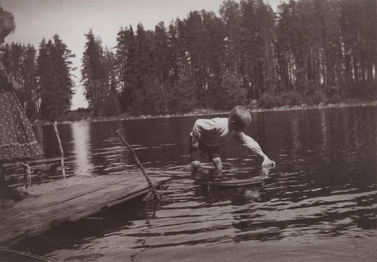 Kinder, die ein Spielzeugboot auf Niemenlautta schwimmen lassen von Hugo Simberg