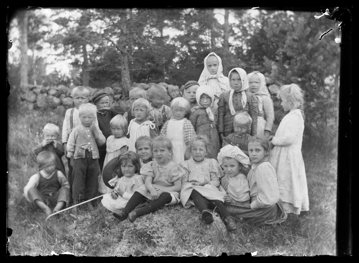 Einheimische und Kinder des Herrenhauses Niemenlautta von Hugo Simberg