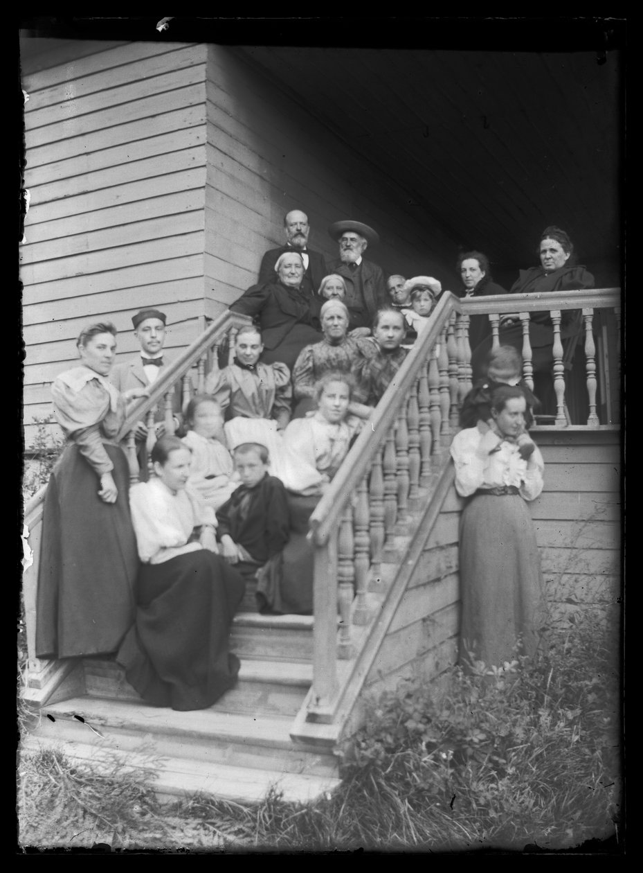 Gruppenfoto auf der Treppe der Weißen Villa von Hugo Simberg
