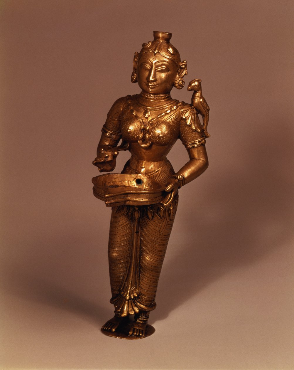Lampe in Form der Göttin des Glücks, Südindien, frühes 19. Jahrhundert (Messing) von Indian School
