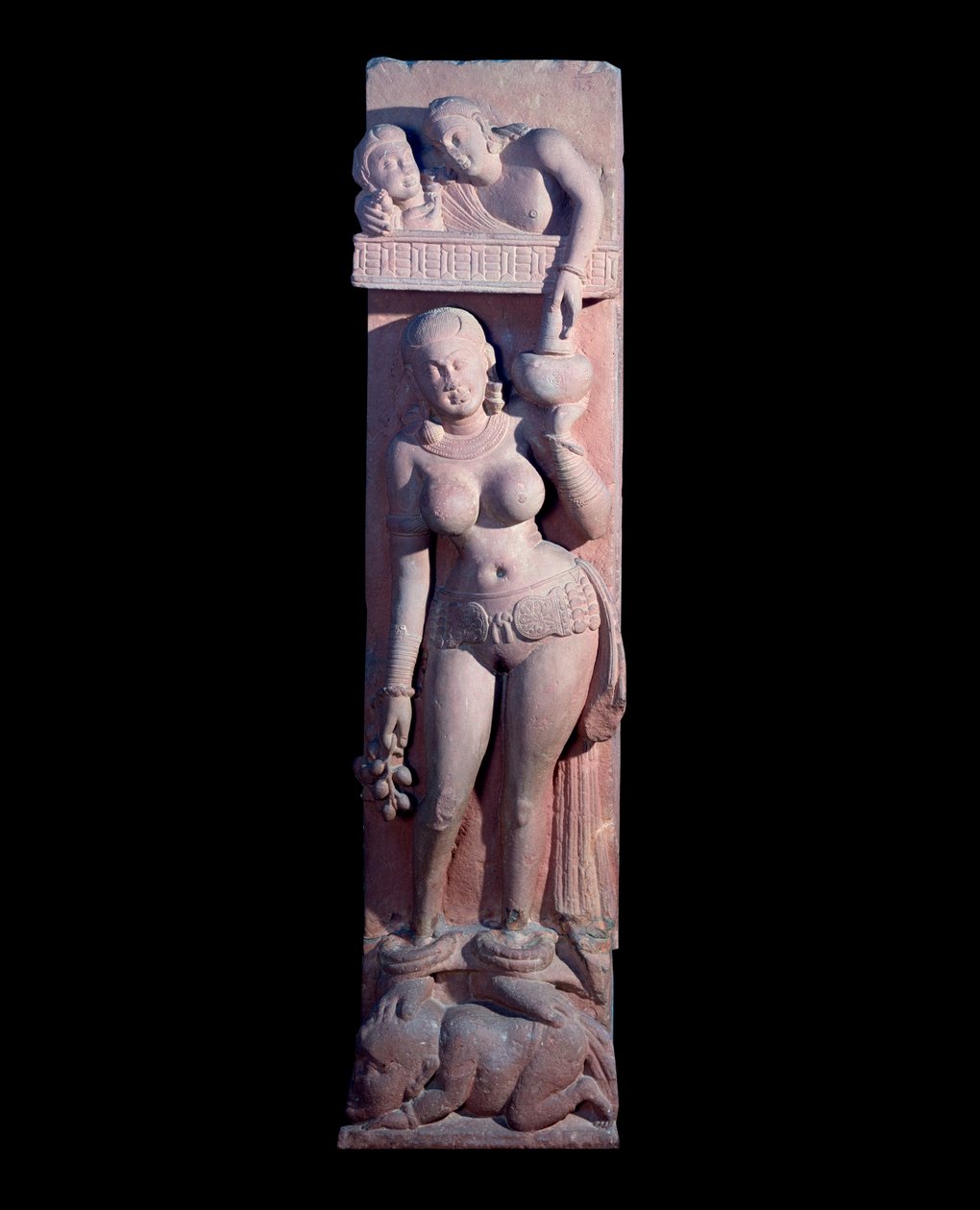 Jungfrau auf einem Zwerg, hält eine Traube und einen Krug Wein (Rotsandstein-Skulptur, Kushan-Reich) von Indian School