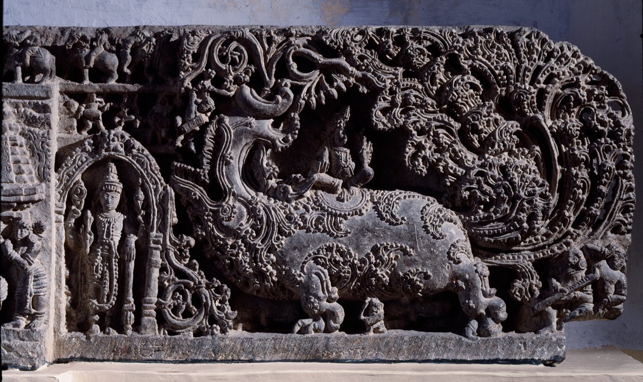 Hinduismus: „Krishna als Venugopala, Meister der Flötenkühe“ Schwarze Steinskulptur, rechter Teil. 12. Jahrhundert aus Halebidu, Mysore - Kalkutta, Indian Museum von Indian School