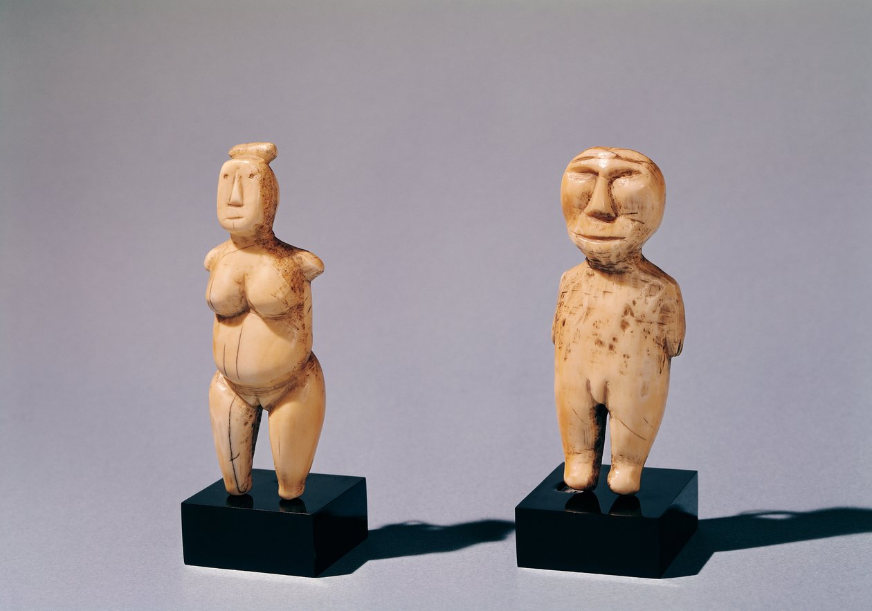 Zwei Statuetten eines Mannes und einer Frau, aus der Beringstraße von Inuit School