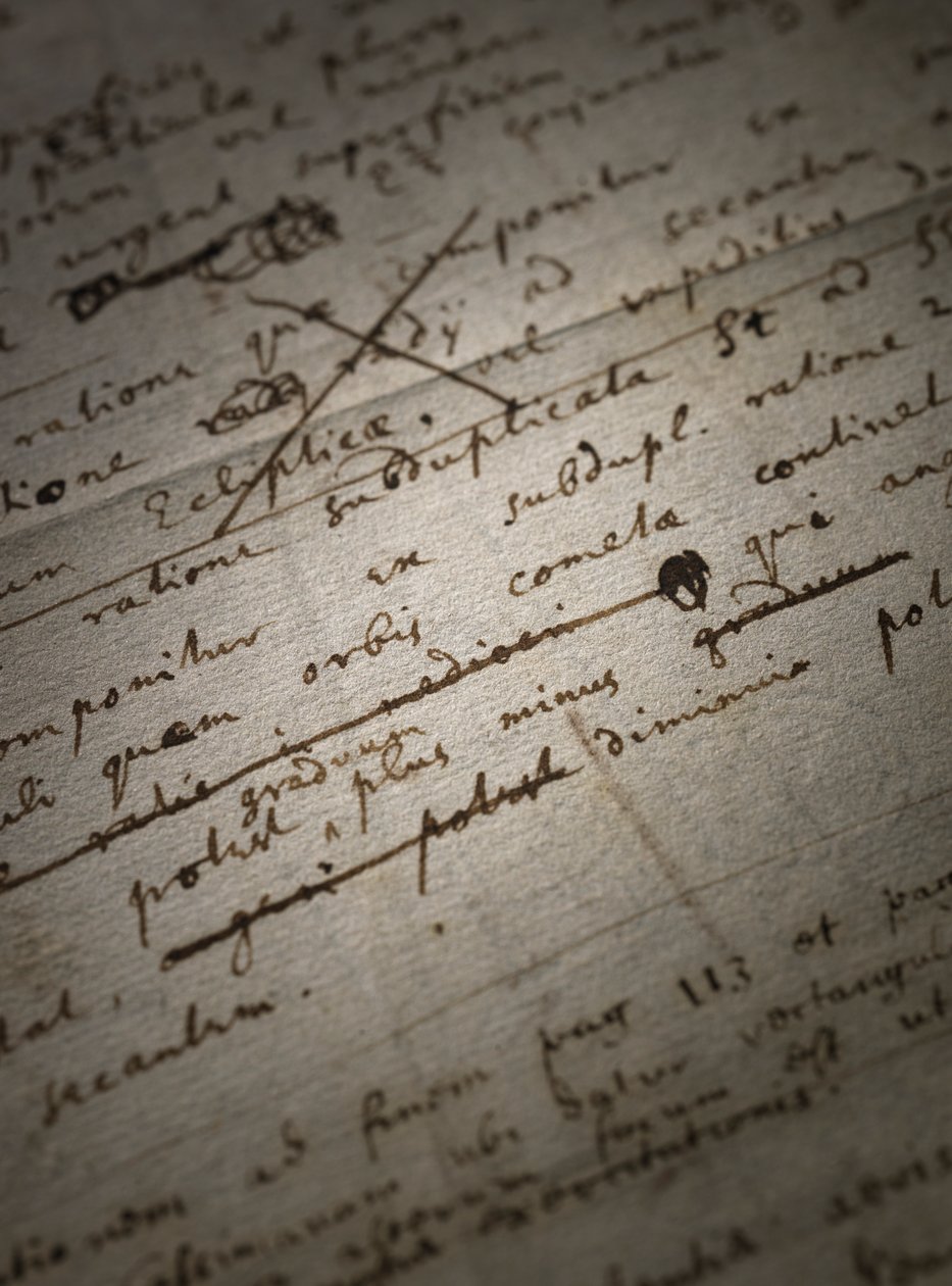 Zwei Seiten von Überarbeitungen der Principia Mathematica von Isaac Newton