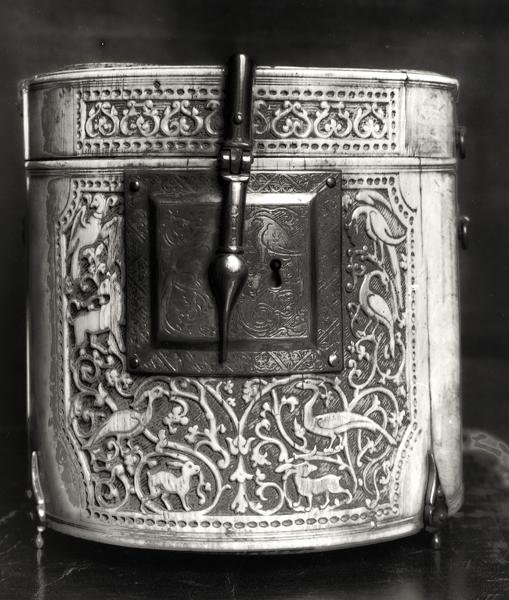 Zylindrische Schachtel mit Tieren geschnitzt, maurisch von Islamic School