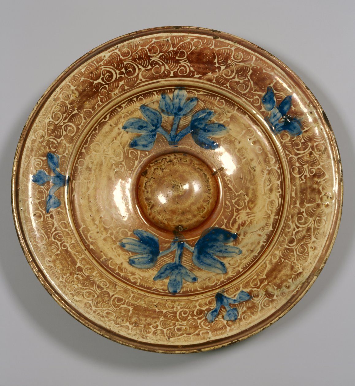 Dekorierter Teller mit blauen Blumen, maurisch (Faience) von Islamic School
