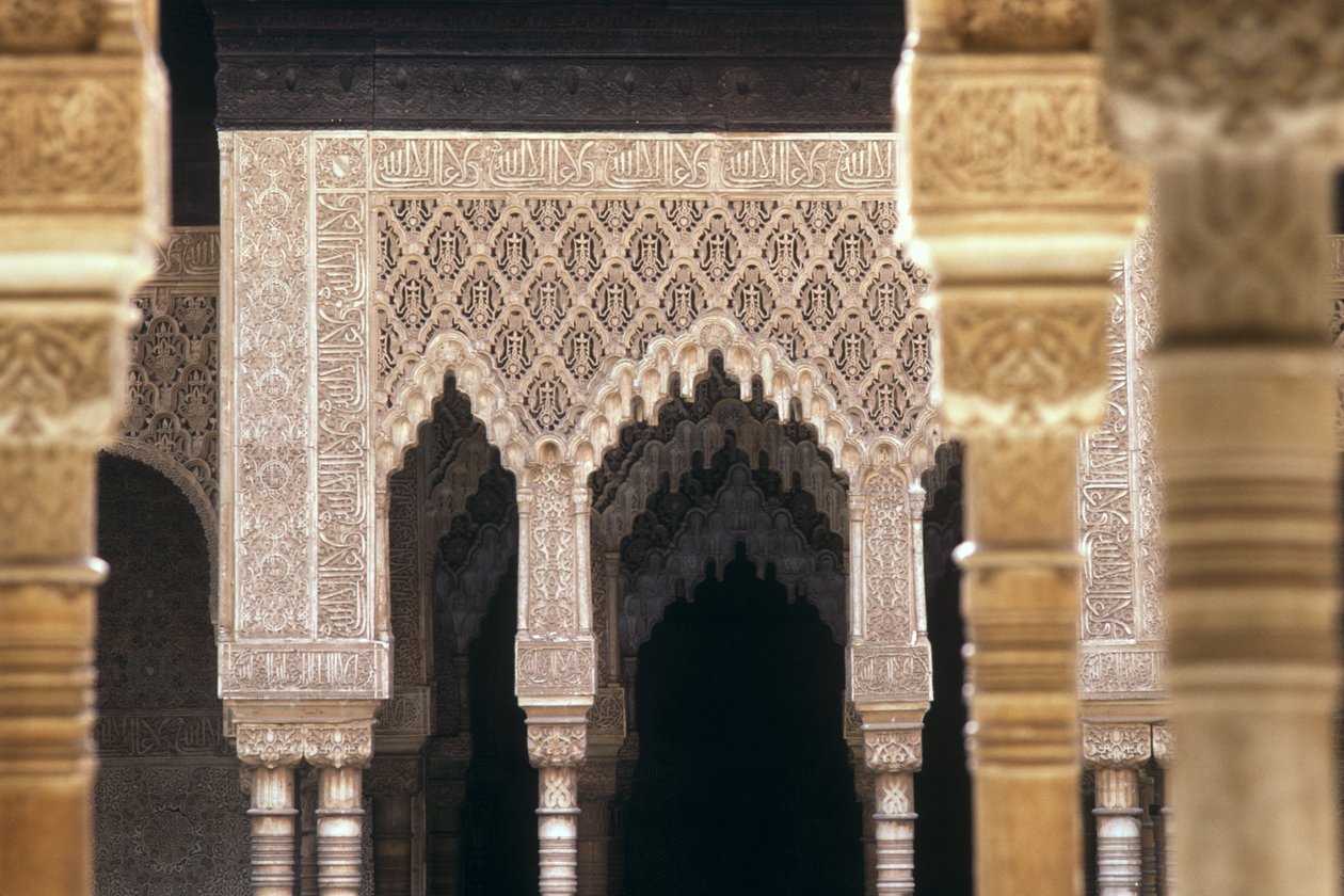 Detail der Bögen im Löwenhof von Islamic School