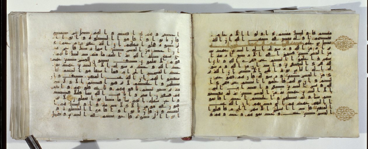 Zwei Seiten eines Koran-Manuskripts in orientalischer Kufischer Schrift von Islamic School