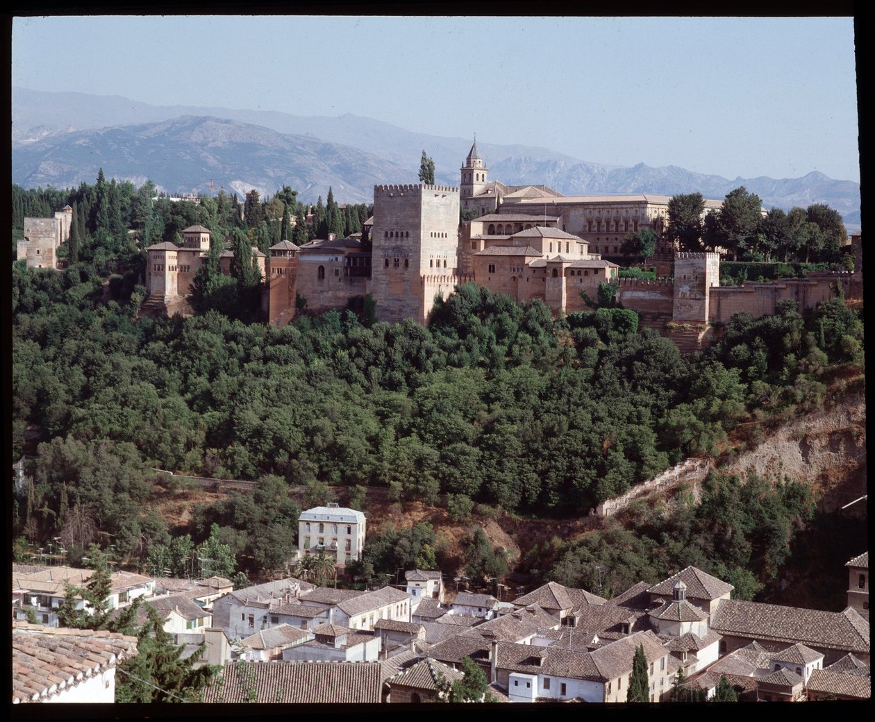 Ansicht der Festung und des Palastes der Alhambra von Islamic School