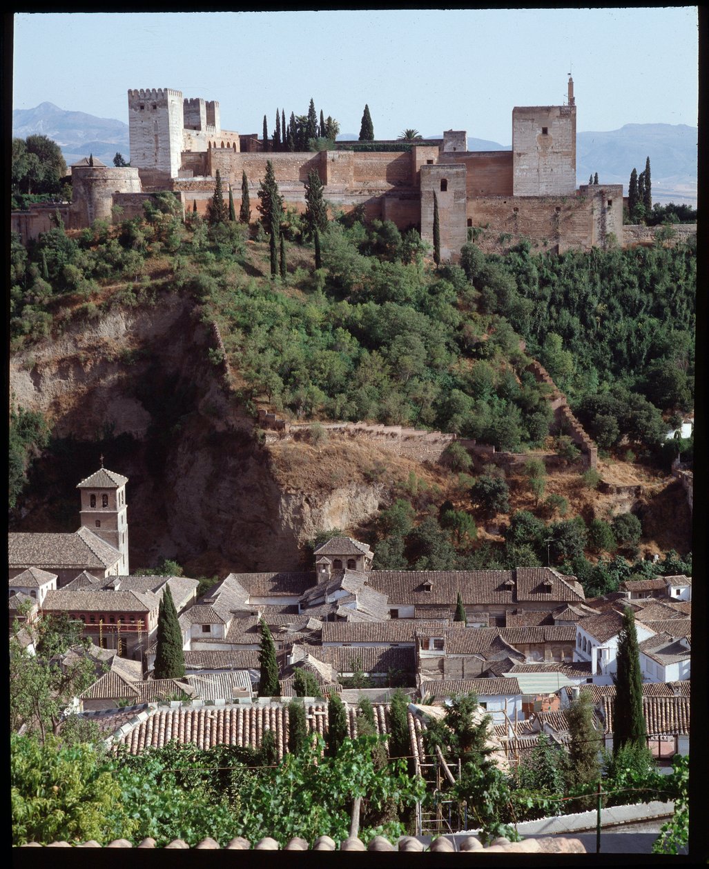Blick auf die Festung und den Palast der Alhambra von Islamic School