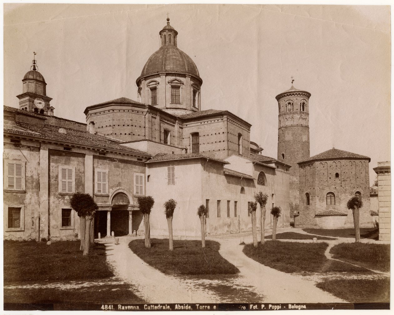 Kathedrale der Auferstehung unseres Herrn Jesus Christus, mit Taufkapelle rechts, Ravenna, Emilia-Romagna, Italien, Fotografie von Pietro Poppi, Bologna, ca. 1900 von Italian Photographer